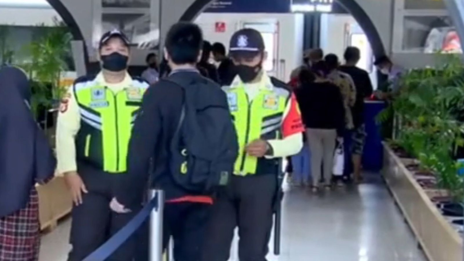 Pemudik Padati Stasiun Pasar Senen Jelang Lebaran 2026