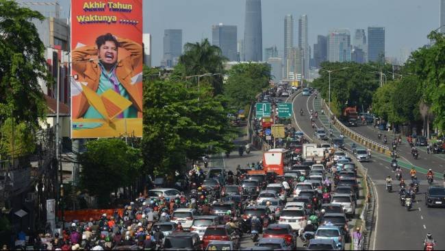 Atasi Kemacetan Jakarta, Ade Suherman Usulkan WFH dan Naik Transportasi Umum