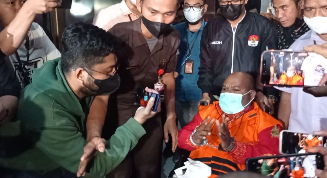 BERITA TERKINI: Bupati Cilacap Diperiksa 5 Jam, Langsung Dibawa ke Jakarta