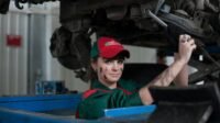 4 Tips Jaga Kualitas Oli Mobil Tetap Stabil