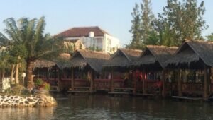 Makan Seru di Karanganyar: 5 Kuliner Keluarga dengan Sensasi Unik di Atas Telaga