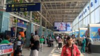 Saat pemudik di Stasiun Senen menghadapi panas Jakarta