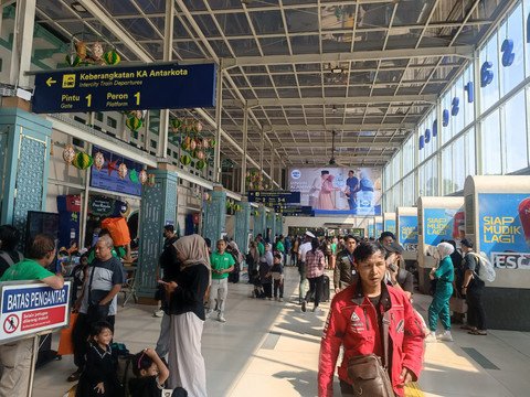 Saat pemudik di Stasiun Senen menghadapi panas Jakarta