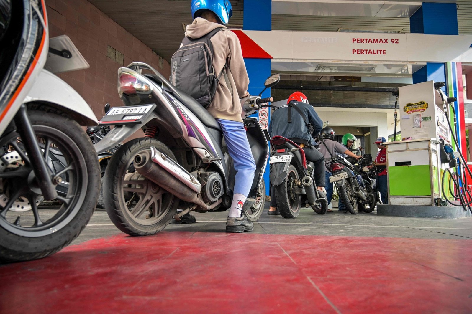 Oil Price Surge Endangers Indonesia’s Budget Amid Eid Travel Boom