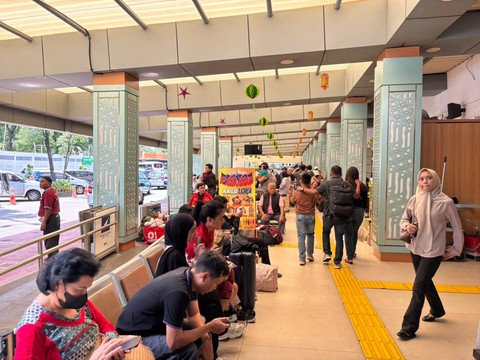 Warga Jakarta mudik lebih awal: Antre tiket hingga subuh