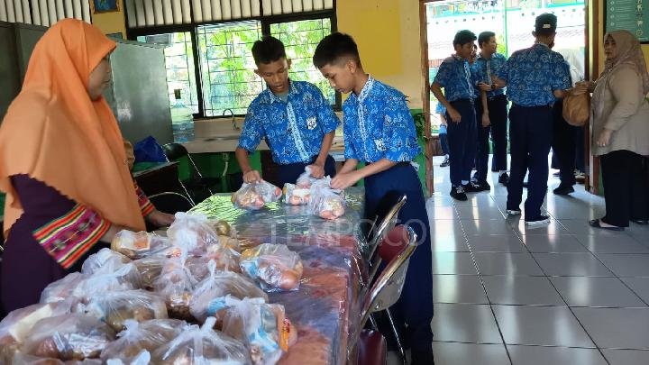Paket MBG Menjelang Lebaran di SMPN 48 Jakarta