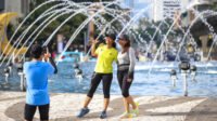 Foto: Antusias Warga di Bundaran HI Meski CFD Dihentikan
