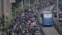 Hari Pertama Lebaran: TransJakarta Penuh, Macet Merata