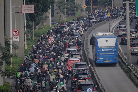 Hari Pertama Lebaran: TransJakarta Penuh, Macet Merata Hari Pertama Lebaran: TransJakarta Penuh, Macet Merata