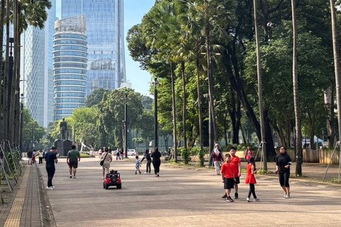 Libur Lebaran, Warga Penuhi GBK untuk Berolahraga dan Bersantai