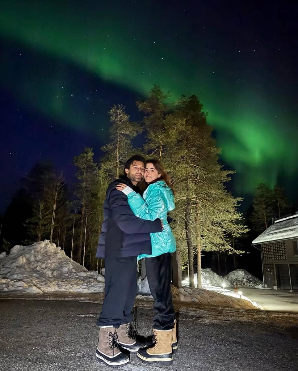 8 potret liburan Nupur Sanon di Finlandia, kejar aurora borealis