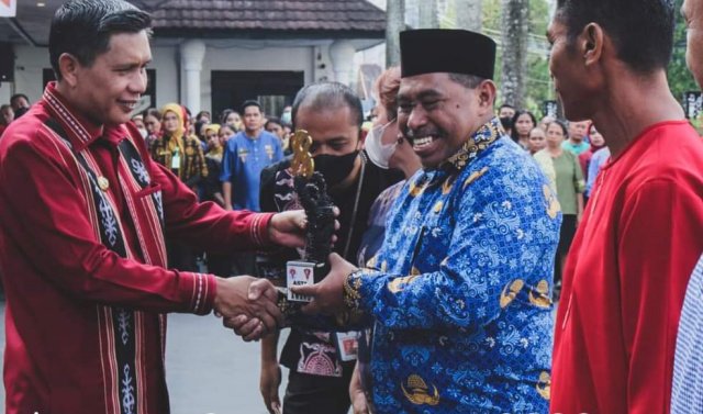 Kepala Lapas Blangpidie Abdya Beri Penghargaan Kepada Mitra Pembinaan Keagamaan Kepala Lapas Blangpidie Abdya Beri Penghargaan Kepada Mitra Pembinaan Keagamaan