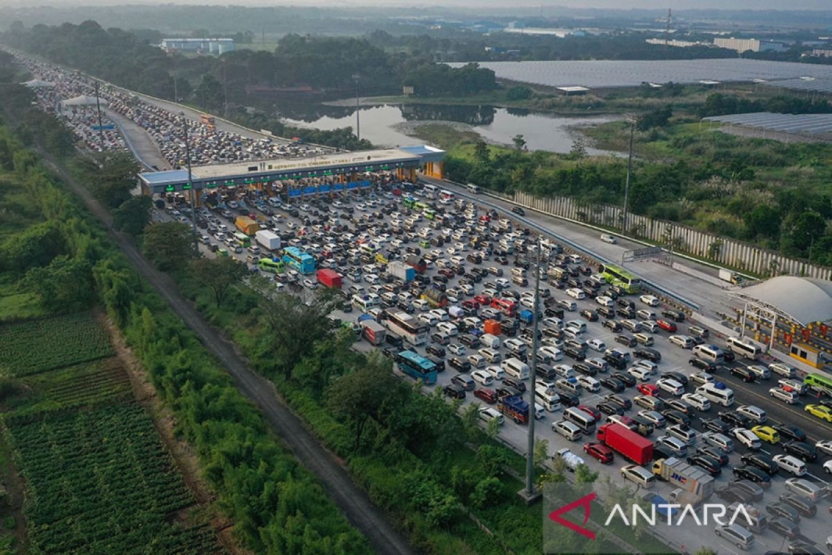 Arus mudik mulai memadat di Tol Jaktim KM 49 H-7 Lebaran
