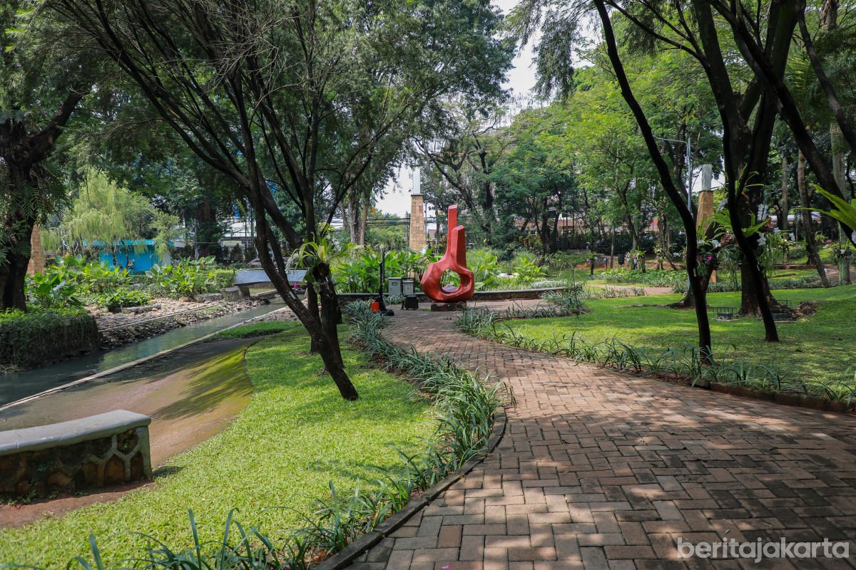 Patung Fatmawati Jahit Bendera Saat Hamil Jadi Ikon Taman Bendera Pusaka Jakarta Selatan