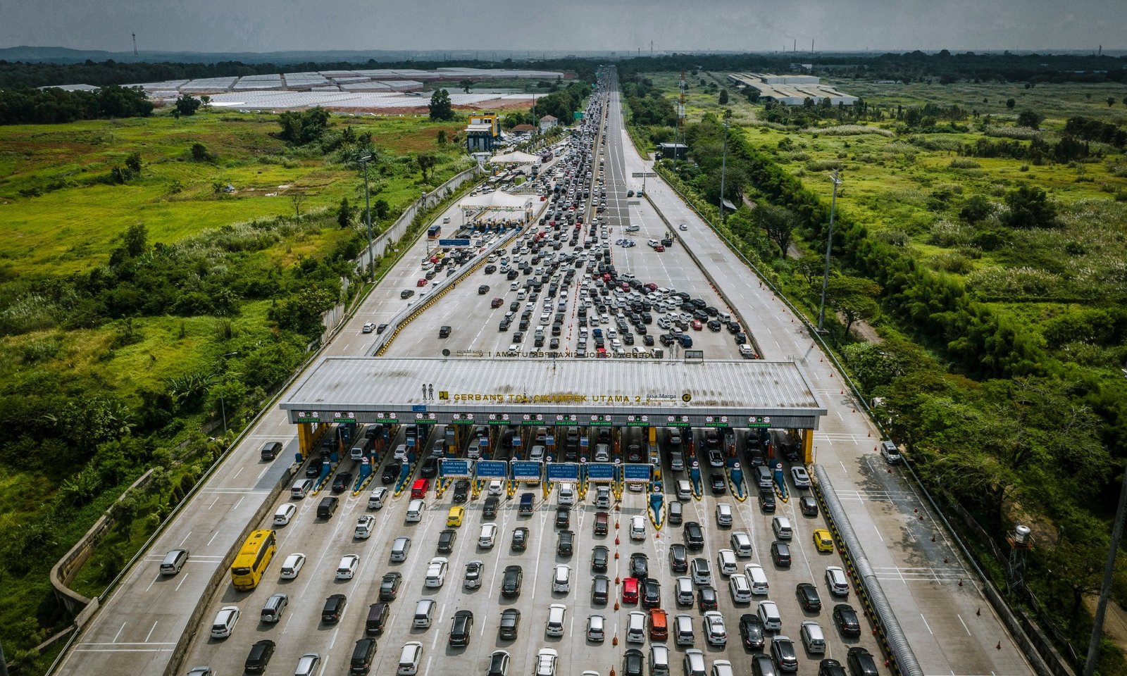 Jakarta padat, 70 ribu kendaraan tinggalkan Bandung, rest area penuh