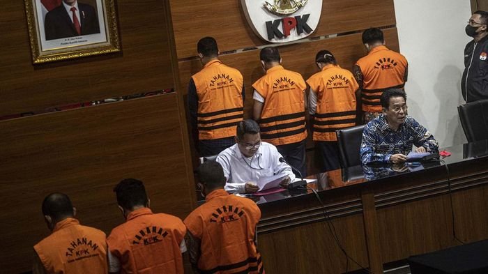 Bupati Cilacap Ditangkap KPK, Dibawa ke Jakarta Naik Kereta Usai Diperiksa 5 Jam