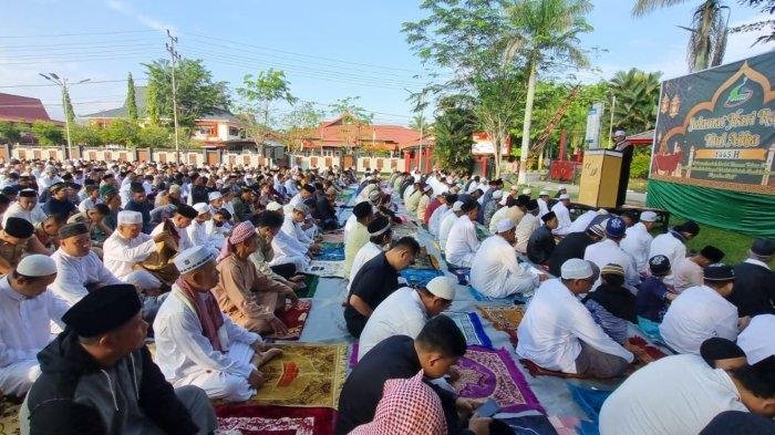 Ribuan Jemaah Sholat Id Berjalan Tertib di Halaman Kantor Bupati Sanggau