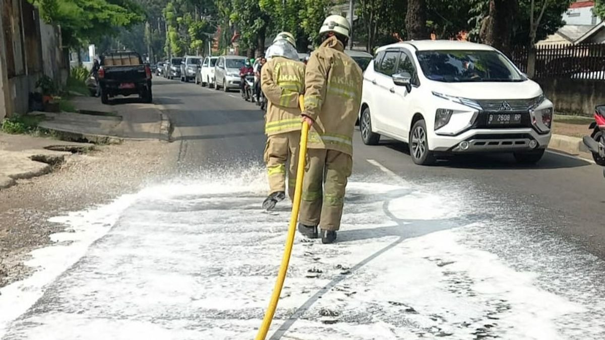 Kebakaran Bengkel Cengkareng Tinggalkan Jalan Licin Akibat Tumpahan Oli