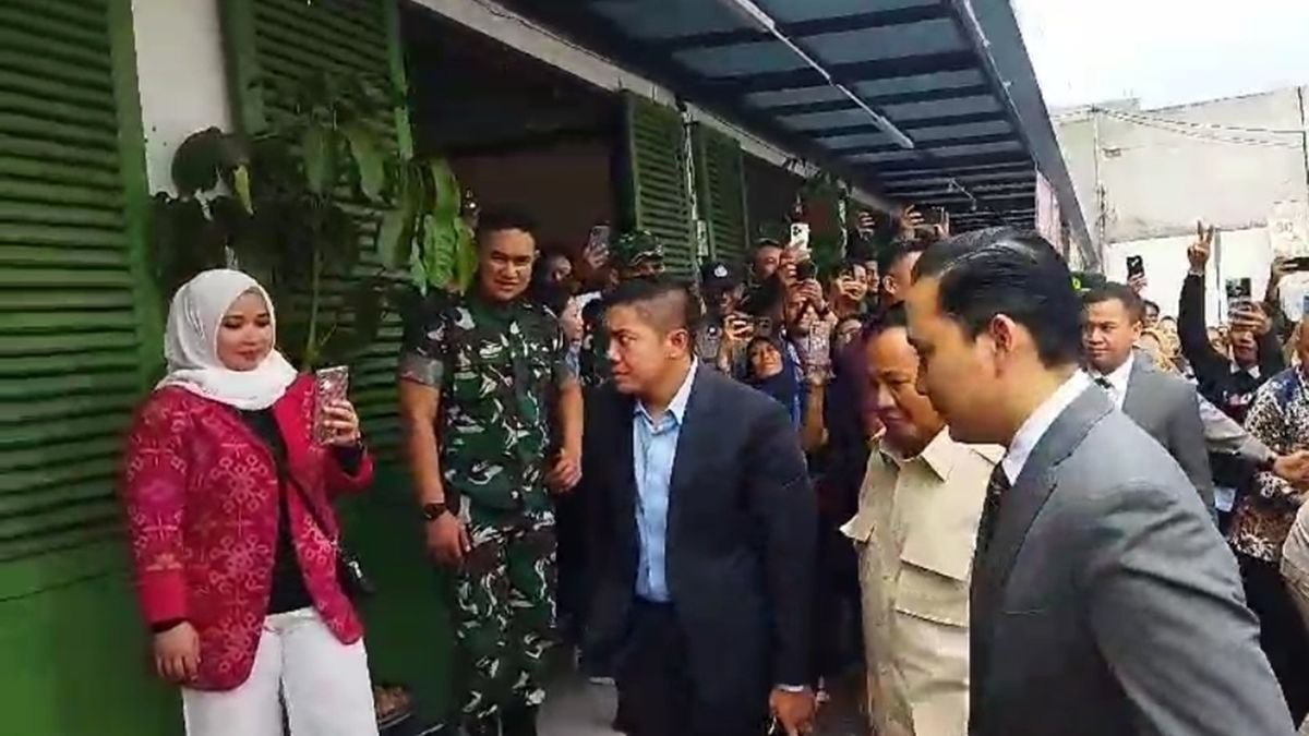Pelukan Keluarga dan Salat Jenazah Mayor Zulmi di Cimahi, Warga Berdatangan untuk Menyampaikan Belasungkawa