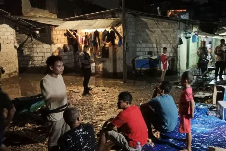 Hujan deras picu banjir di 12 RT dan 4 jalan Jakarta pagi ini