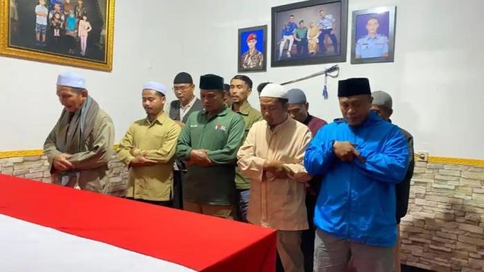 Jenazah 3 Prajurit TNI Gugur di Lebanon Tiba di Rumah Duka, Dimakamkan Hari Ini Jenazah 3 Prajurit TNI Gugur di Lebanon Tiba di Rumah Duka, Dimakamkan Hari Ini