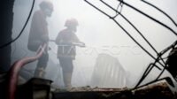 Api di bengkel dan gudang suku cadang Cengkareng Jakarta Barat sulit dipadamkan, ini penyebabnya