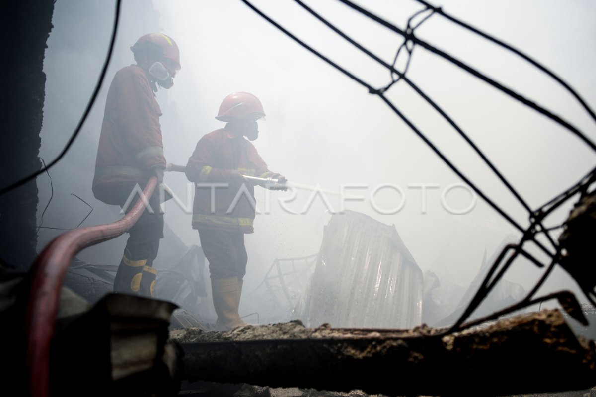 Api di bengkel dan gudang suku cadang Cengkareng Jakarta Barat sulit dipadamkan, ini penyebabnya